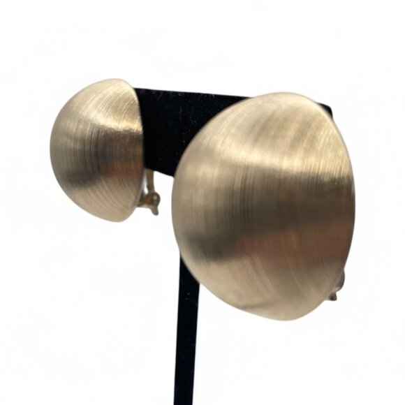 Vintage SARAH COVENTRY Large Round Textured Gold-Tone Clip-On Earrings Large - Picture 4 of 8